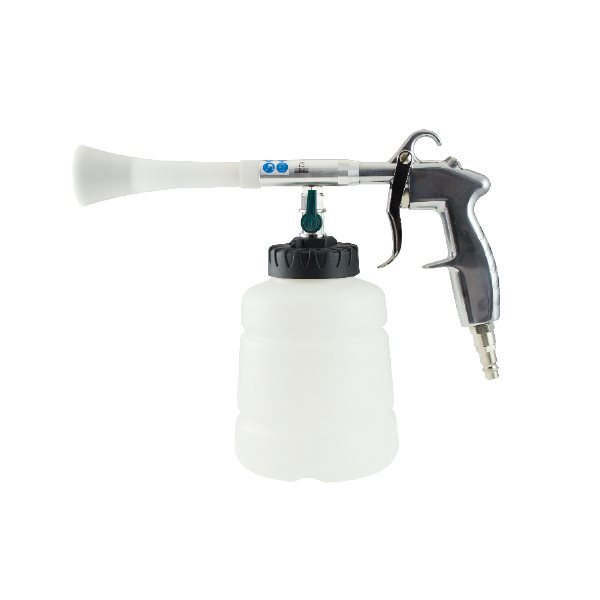 Pistolet classique pour nettoyer l'intérieur des véhicules à moteur